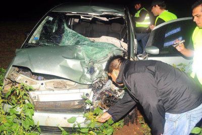 Muri� un adolescente que viajaba en moto al chocar contra un auto
