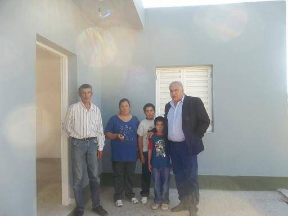 El Gobierno de la Provincia contin�a entregando viviendas sociales