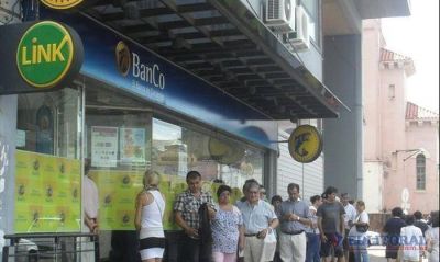 Ratificaron aumento salarial para estatales del 26 y 28%