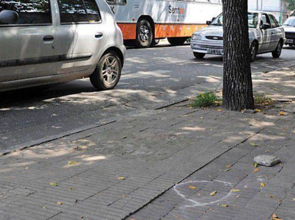 Balean un auto y le roban 15 pesos mil al conductor