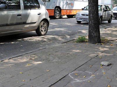 Balean un auto y le roban 15 pesos mil al conductor