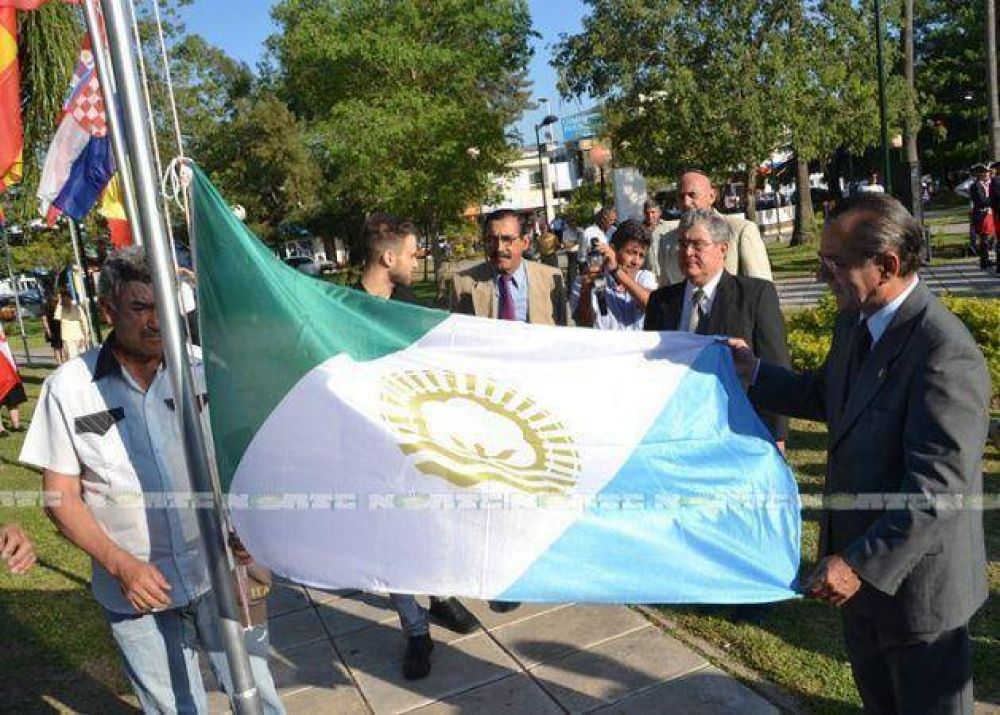 En el 101� aniversario, S�enz Pe�a present� su bandera identificatoria