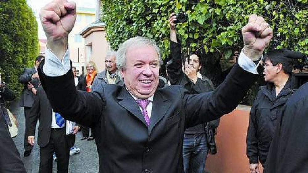 En Santa Cruz, Peralta quiere eliminar la reelecci�n indefinida