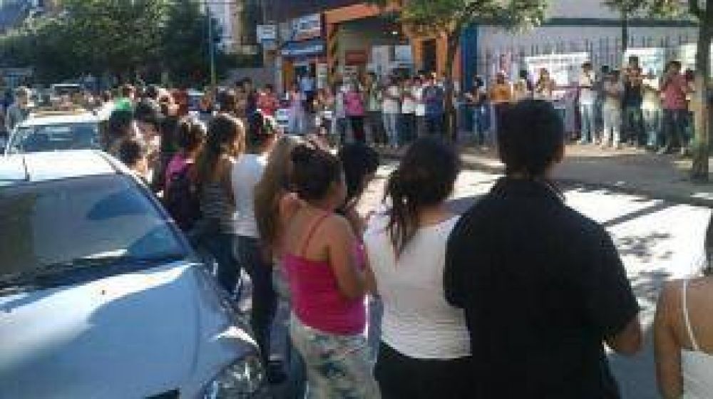 Muri� el chico baleado frente a una escuela de Lomas de Taf�