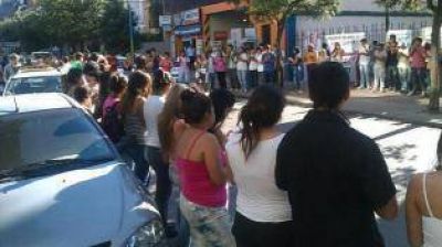 Muri� el chico baleado frente a una escuela de Lomas de Taf�