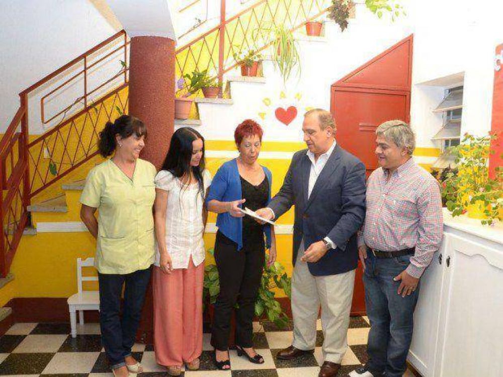 Romero entrego subsidio a la Asociaci�n de Amigos del Ni�o Aislado