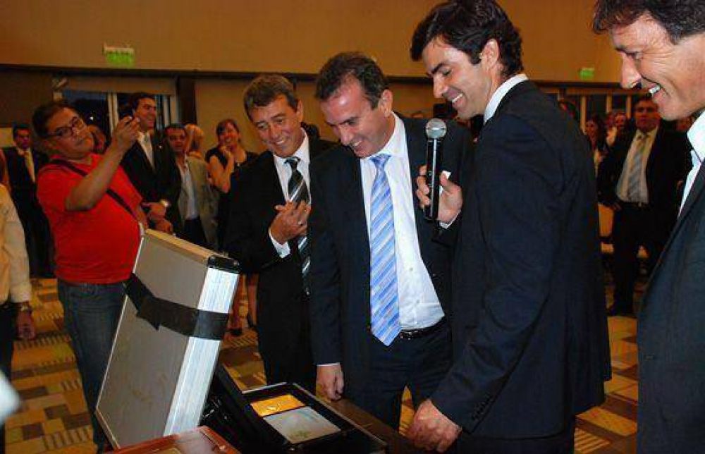 Inter�s de Mendoza por la experiencia salte�a con el voto electr�nico