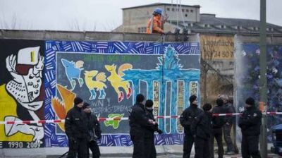 Retiran una emblem�tica porci�n del Muro de Berl�n para construir un lujoso edificio