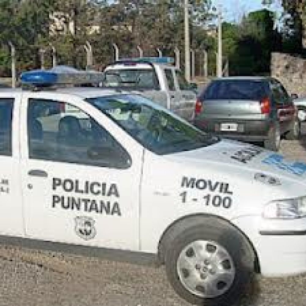 Una joven sorprendida por un proyectil mientras limpiaba