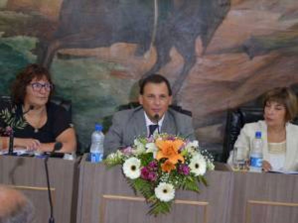 Ponce volvi� a prometer casas y anunci� una suba de sueldos