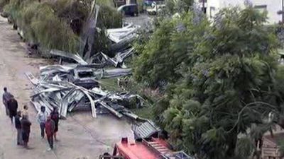 Villa Lugano: la tormenta vol� el techo de un supermercado