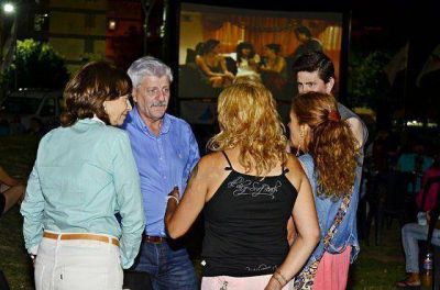 Unos 300 vecinos disfrutaron la funci�n de cine en los barrios
