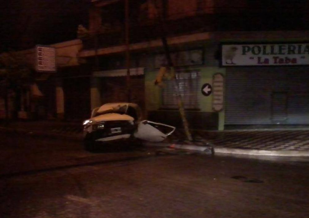 Auto choc� contra sem�foro y el accidente dej� dos heridos