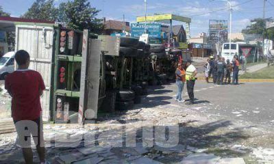 Cami�n se qued� sin frenos, volc� y choc� a un colectivo