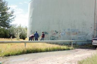 Rotura de ca�o de agua pone en peligro una vivienda