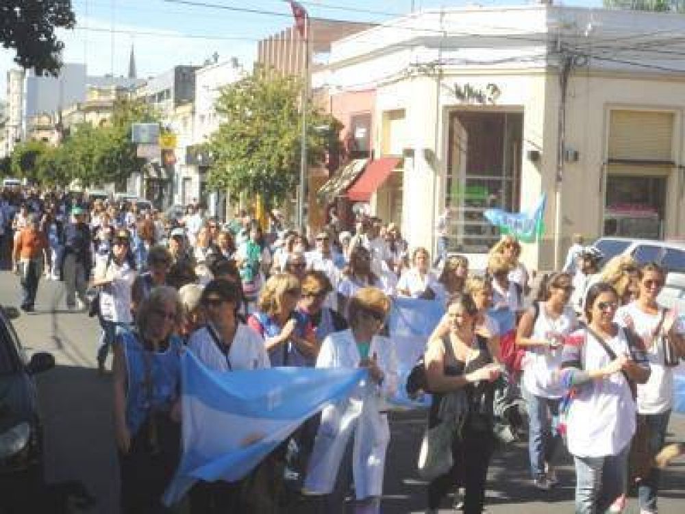  Trabajadores estatales har�n el lunes una marcha con velas por las calles de Jun�n