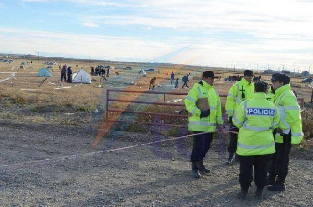 Polic�a identific� a 200 personas y comenzaron a investigar patentes de autom�viles