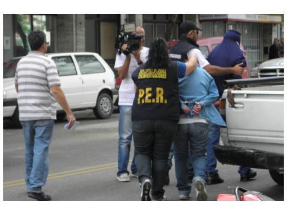 Detuvieron a dos personas y secuestraron una pistola 9 mil�metros