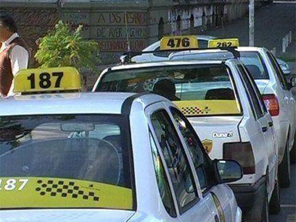 Taxistas de Paran� realizar�n una asamblea para decidir medidas tras haber sido �sacados� de las paradas 