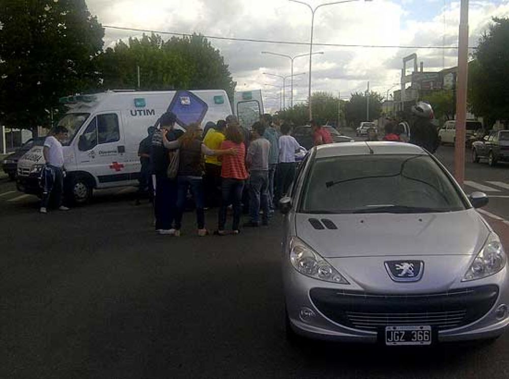 Una mujer sufri� golpes tras ser atropellada por un auto