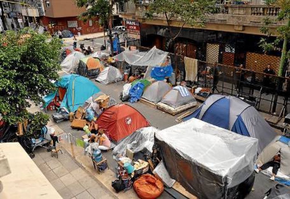 Cumpli� un mes el acampe de 70 familias a metros del Congreso