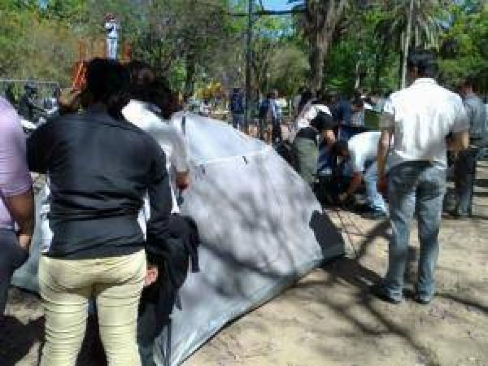 La polic�a desaloj� carpa de empleados p�blicos precarizados en la Plaza 25 de Mayo