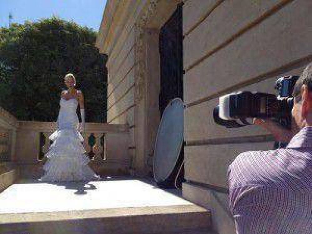 Ingrid Grudke luci� dise�os del formose�o Mart�n Escobar en producci�n fotogr�fica