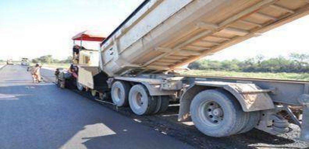 El gobernador se encargara de operar la m�quina que verter� �ltimos metros de pavimento sobre la ruta 26
