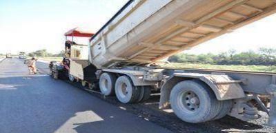 El gobernador se encargara de operar la m�quina que verter� �ltimos metros de pavimento sobre la ruta 26