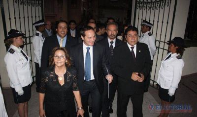 Camau hizo anuncios, critic� y eludi� problemas caseros