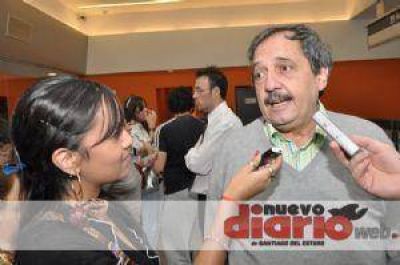Ricardo Alfons�n arrib� al aeropuerto de Santiago del Estero