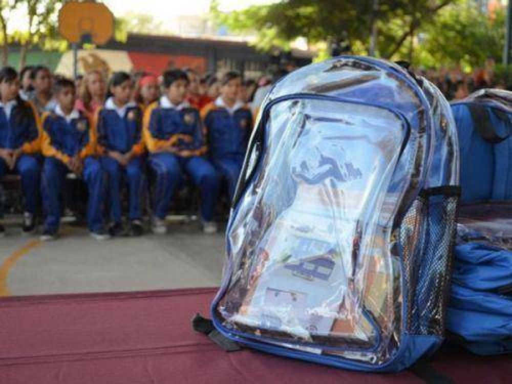 De "brutal" calific� Closs el uso de las mochilas transparentes 