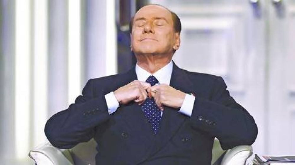 Senador admite haber recibido coima millonaria de Berlusconi