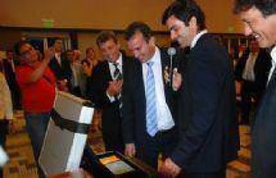 Urtubey comparti� en Mendoza la experiencia salte�a del voto electr�nico