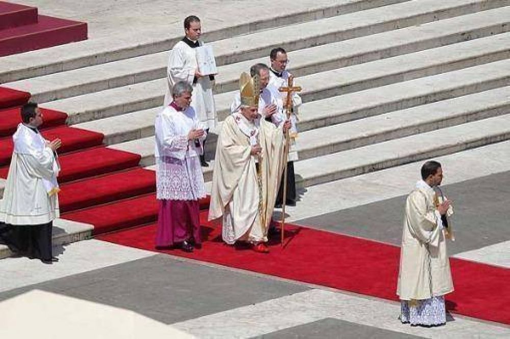 Ratzinger ya entreg� su anillo y siguen llegando cardenales para el c�nclave