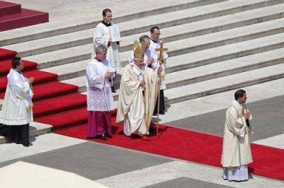 Ratzinger ya entreg� su anillo y siguen llegando cardenales para el c�nclave