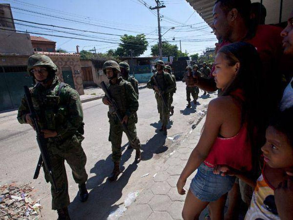 R�o de Janeiro: polic�as y militares ocupan favelas cercanas al aeropuerto