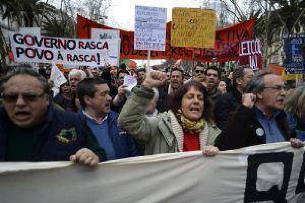 Multitudinaria marcha en Portugal contra los recortes del Gobierno