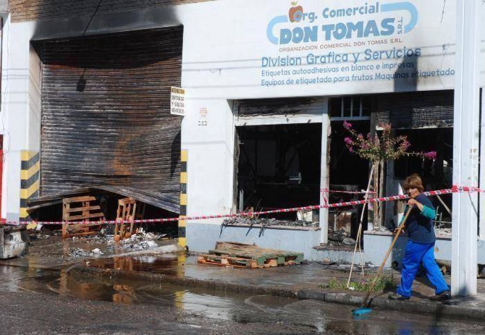El fuego destruy� dep�sitos de Don Tom�s en Roca