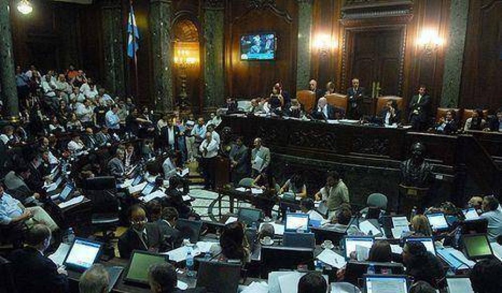 Legisladores piden a frenar aumento del subte