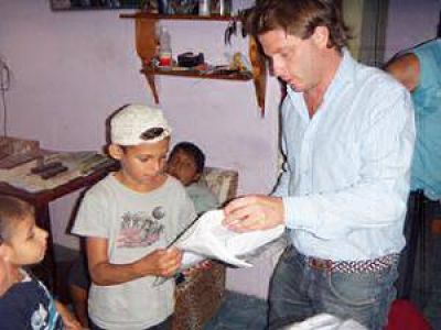 Alex Campbell entreg� guardapolvos en Virreyes