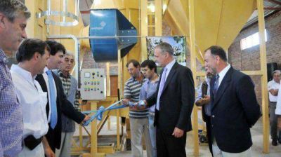 Buzzi firm� obras de infraestructura e inaugur� una planta industrial en el aniversario de 28 de Julio