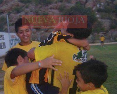 Estrella Roja se adue�� del juego y de la cima de la Zona 24