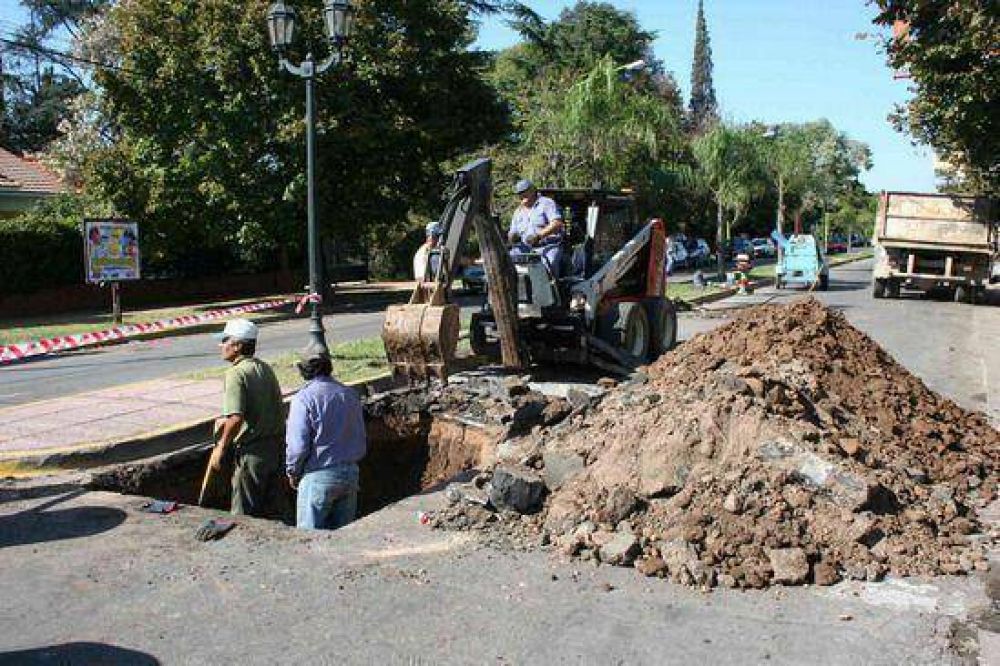 En su intersecci�n con Balb�n: Intenso trabajo del municipio en la reparaci�n de la Av. Rivadavia