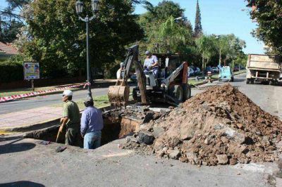 En su intersecci�n con Balb�n: Intenso trabajo del municipio en la reparaci�n de la Av. Rivadavia