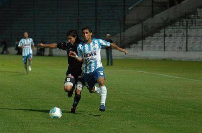Gimnasia se queda cada vez m�s atr�s en la pelea por el ascenso