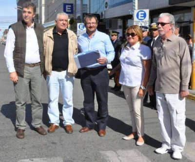 Dos instituciones recibieron la bandera de flameo en el Izamiento dominical