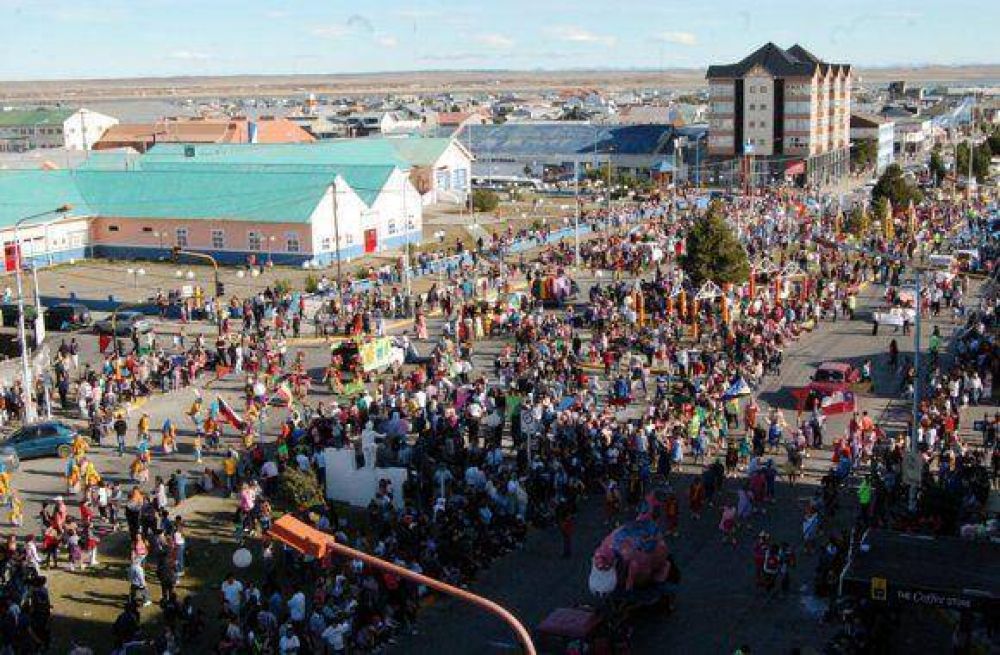 Miles de vecinos disfrutaron del desfile del Carnaval Provincial 2013