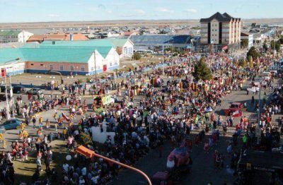 Miles de vecinos disfrutaron del desfile del Carnaval Provincial 2013
