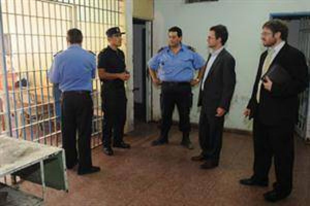 Internos de un penal de Trelew mantuvieron de reh�n a un docente